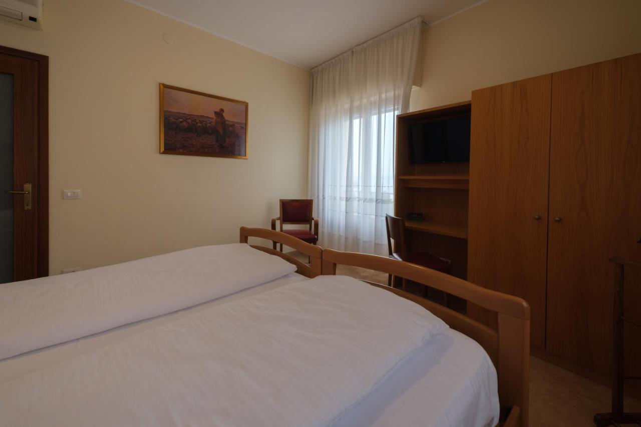 Casa Vacanza - Casa Del Padre Nascimbeni Torri Del Benaco Exterior foto